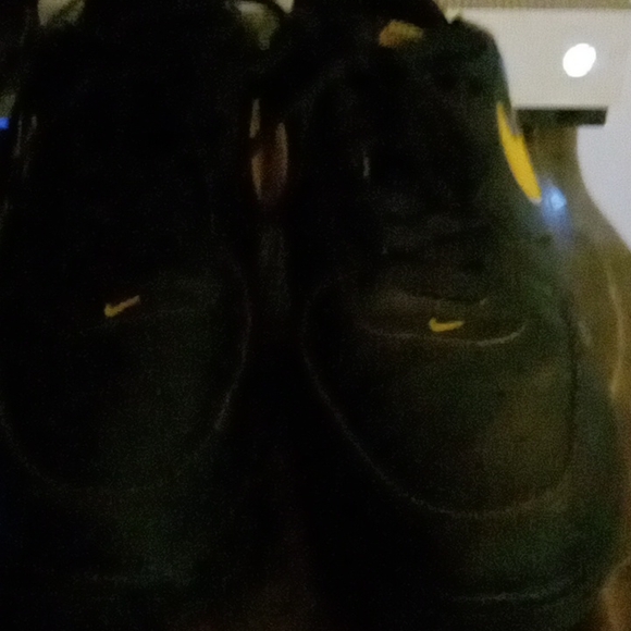 NIKE Airforce 1s yellow swoosh - Picture 3 of 4